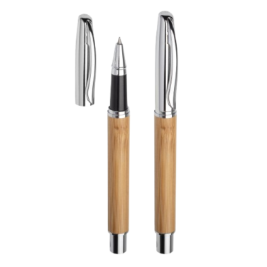 Caneta com corpo de bambu com detalhes em metal